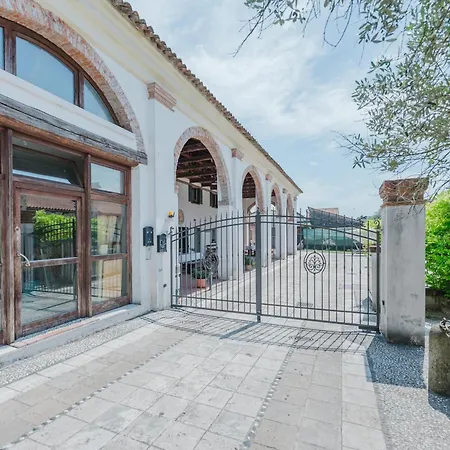 Castellana 221- Free Parking & Wi-fi Apartman *